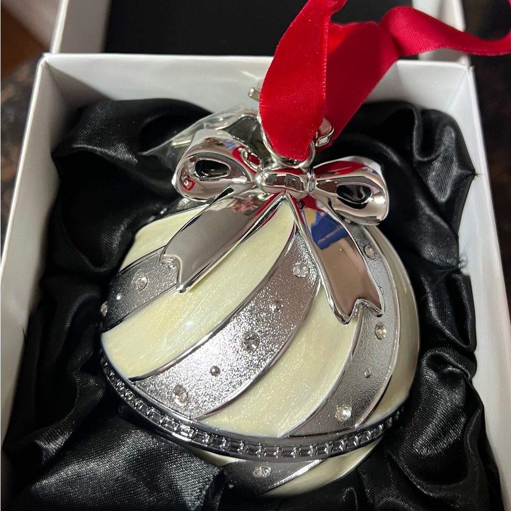 PANDORA 2018 WHITE Holiday ROCKETTES Collectible CHRISTMAS ORNAMENT New in BOX!